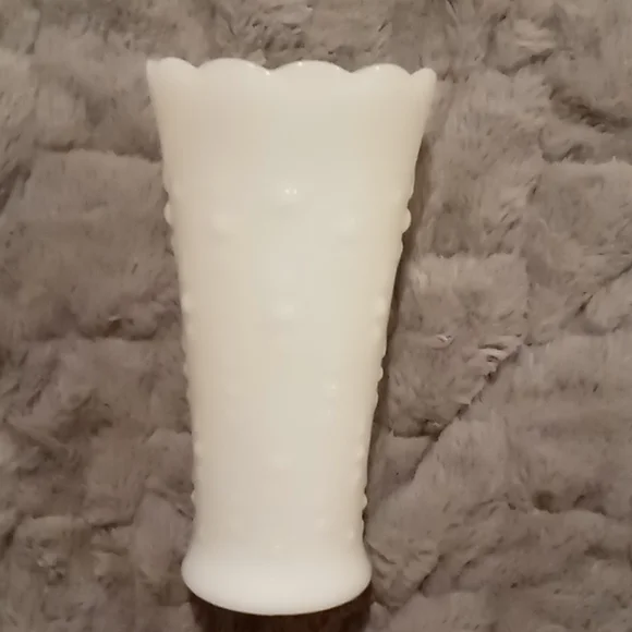 White antique vase - Picture 1 of 1